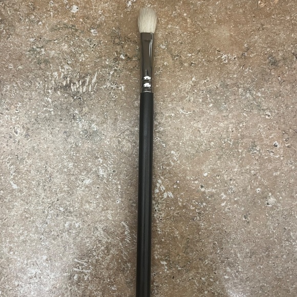 MAC Cosmetics 217 Discontinued Eye Blending Brush - Picture 2 of 4